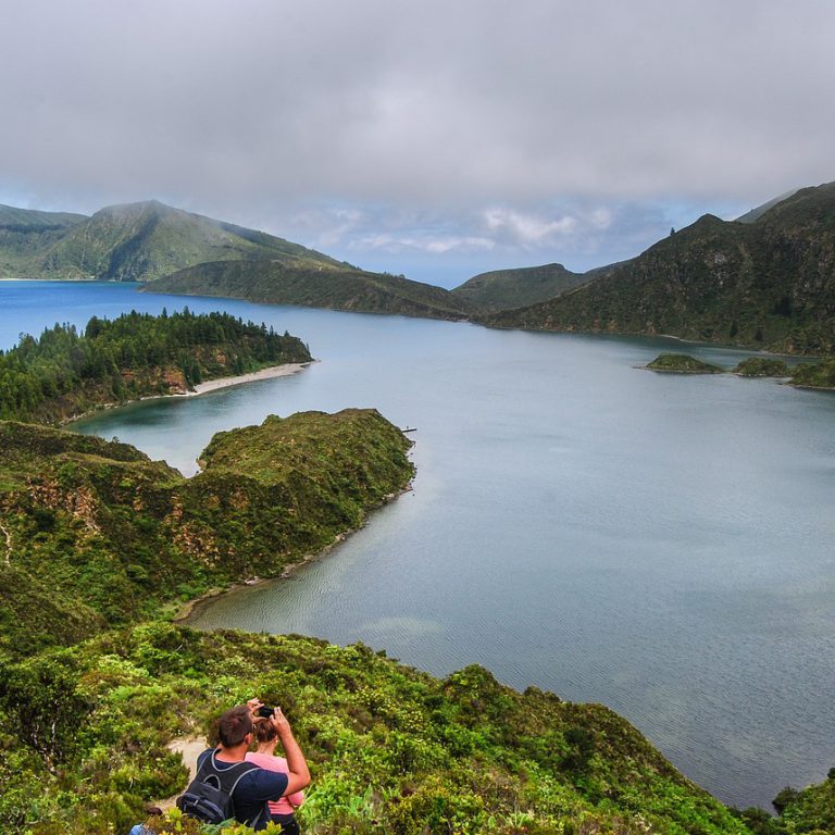 האיים האזוריים - בשבילים חברים מטיילים